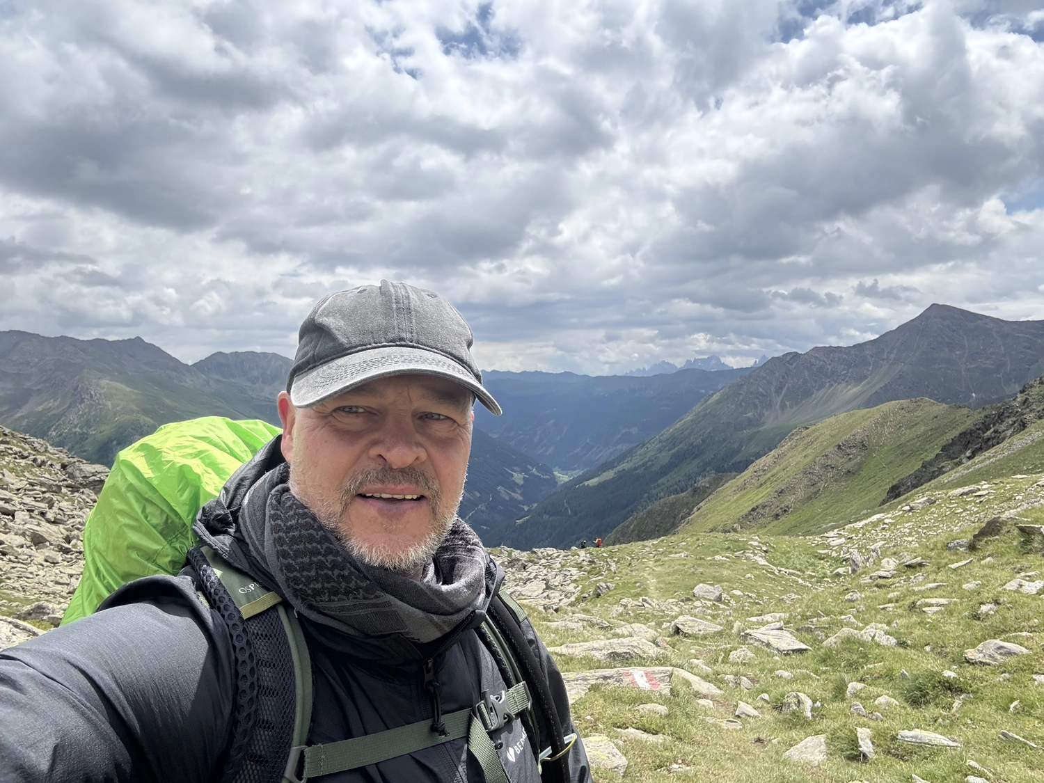  Menschen, Tisch und Stuhl von Die Glückschmiede 